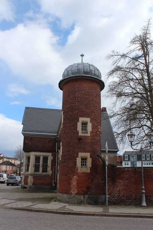 (1) Tor und Pförtnerhaus der inzwischen nicht mehr existierenden Stadtvilla von Max Wilke
