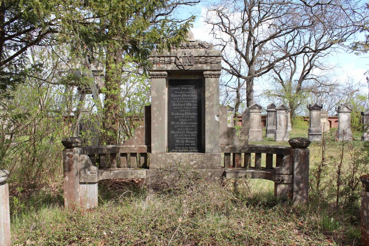 (15) Kaplica na wzgórzu z cmentarzem ?ydowskim i pomnikiem wojennym