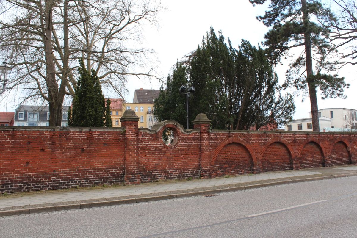(2) Tor und Pförtnerhaus der inzwischen nicht mehr existierenden Stadtvilla von Max Wilke