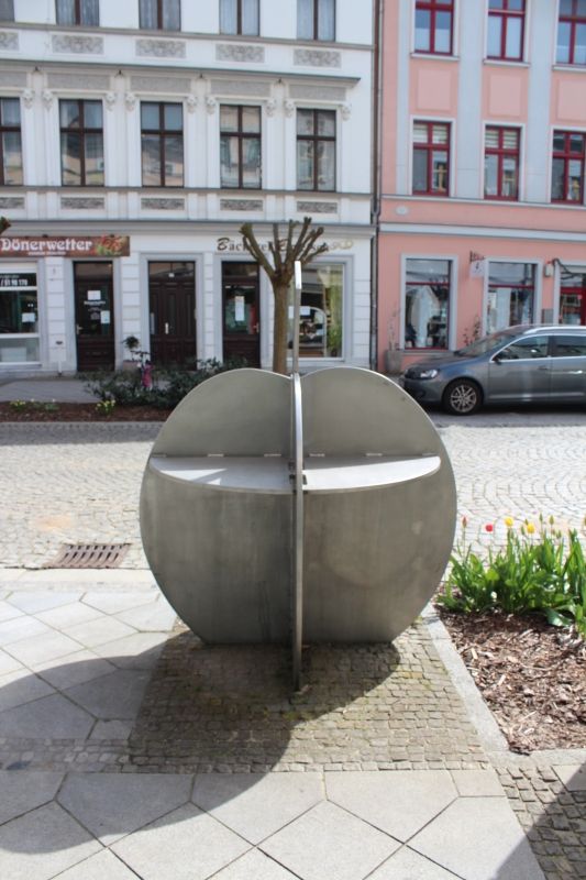 (1) Rzeźba pt. Stół Jabłkowy (niem. Apfeltisch)