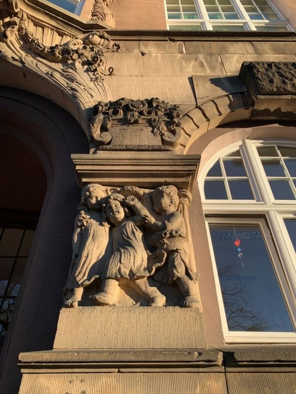 (3) Detail am Eingang des Lizeum in der ul. Piastowska und das Schulgebäude