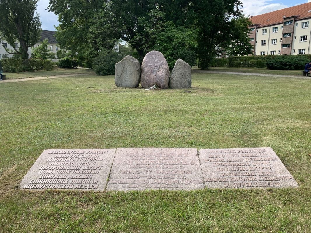 (10) Platz des Gedenkens mit Sowjetischem Ehrenfriedhof und Gedenkstein für die Opfer des Kapp-Lüttwitz-Putsches