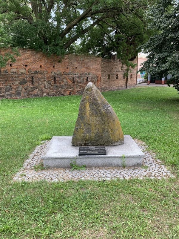 (2) Kamień z 1812 roku upamiętniający przemarsz wojsk napoleońskich przez Guben
