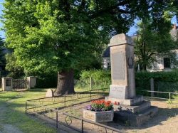 Kirche Groß Breesen mit Taufengel, Kriegsdenkmal, Friedenseiche