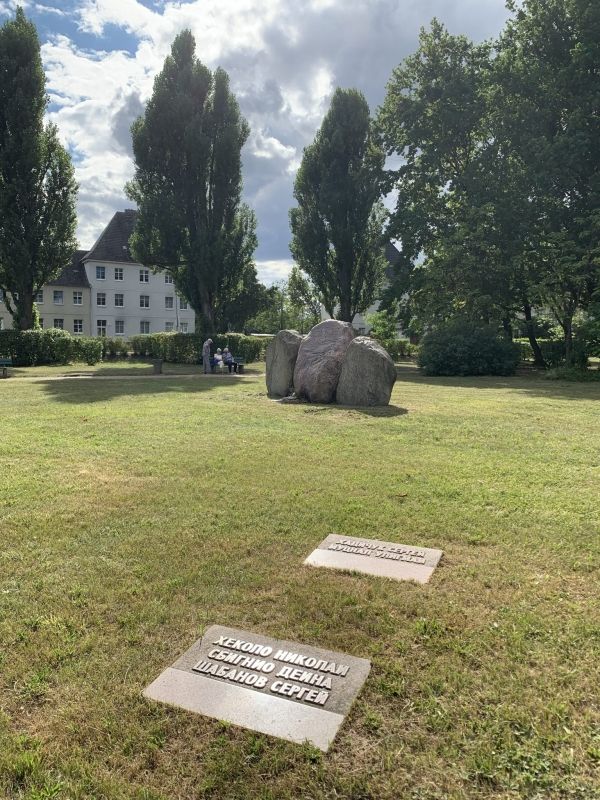 (2) Platz des Gedenkens mit Sowjetischem Ehrenfriedhof und Gedenkstein für die Opfer des Kapp-Lüttwitz-Putsches