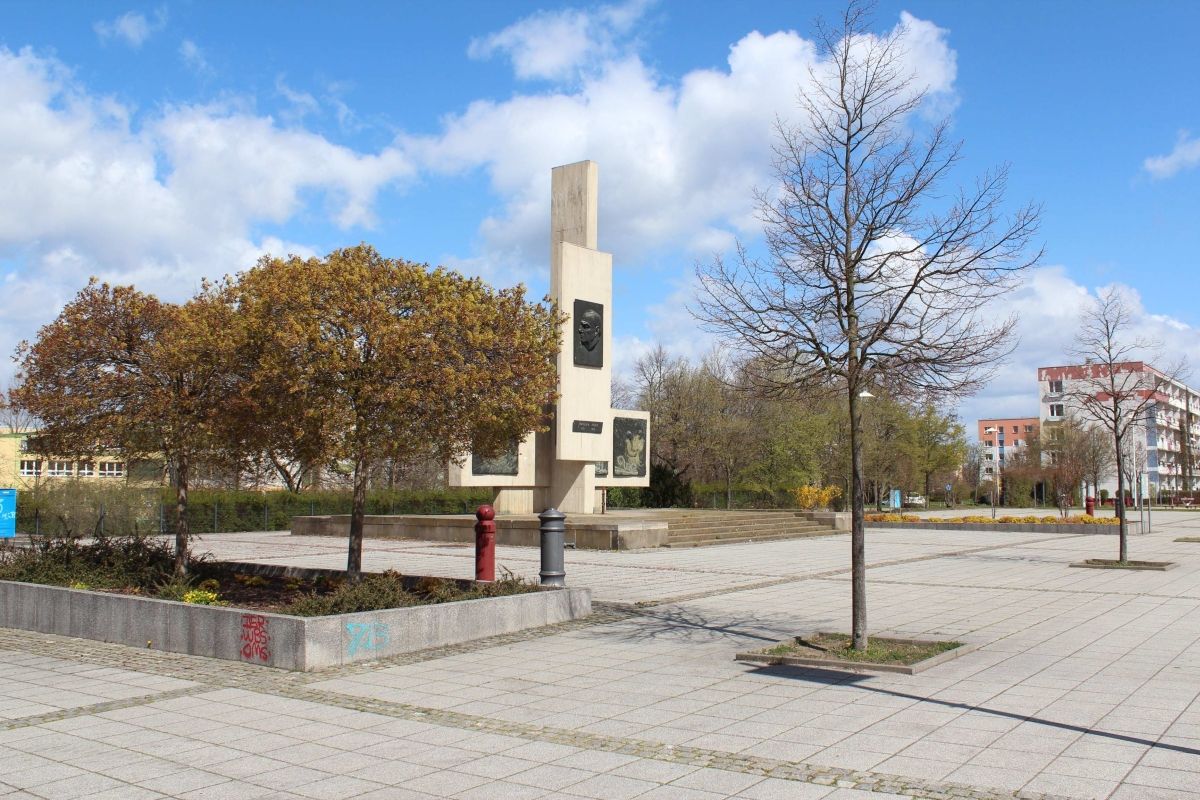 (1) Pomnik i plac ku pamięci Wilhelma Piecka