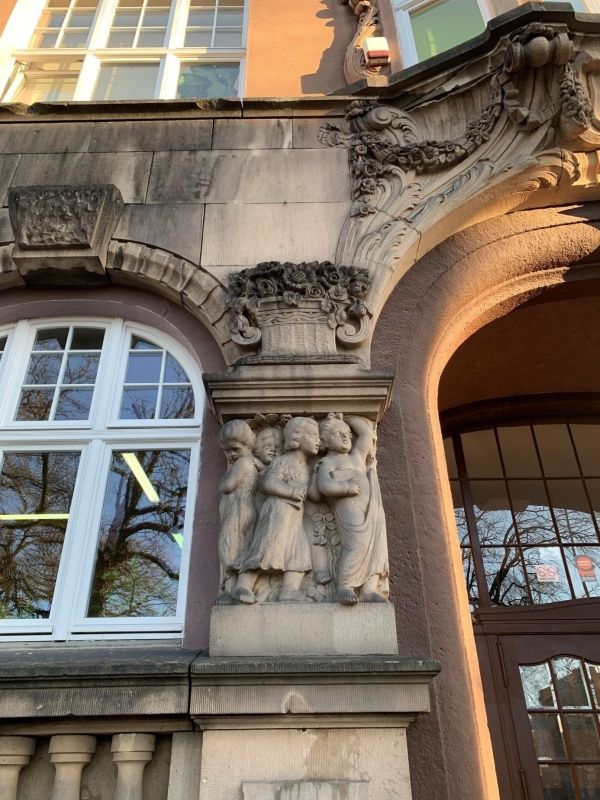 (4) Detail am Eingang des Lizeum in der ul. Piastowska und das Schulgebäude