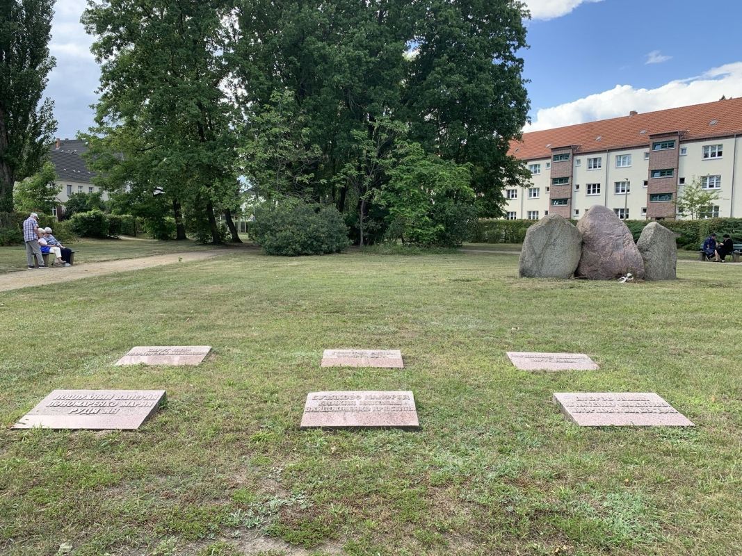 (11) Platz des Gedenkens mit Sowjetischem Ehrenfriedhof und Gedenkstein für die Opfer des Kapp-Lüttwitz-Putsches