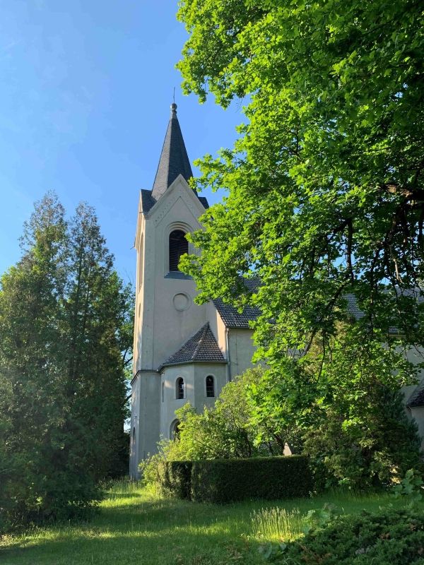 Kościół Groß Breesen z aniołem chrzcielnym