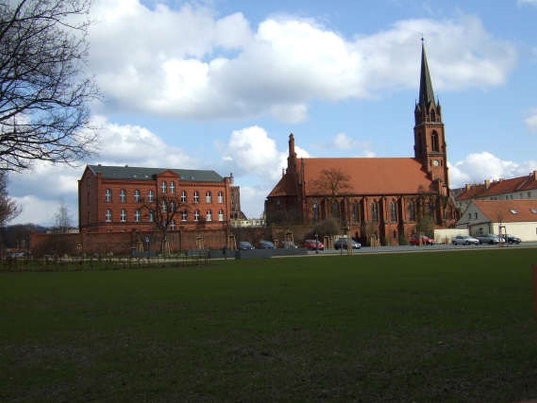 (8) Klosterkirche mit Resten der Klostermauer