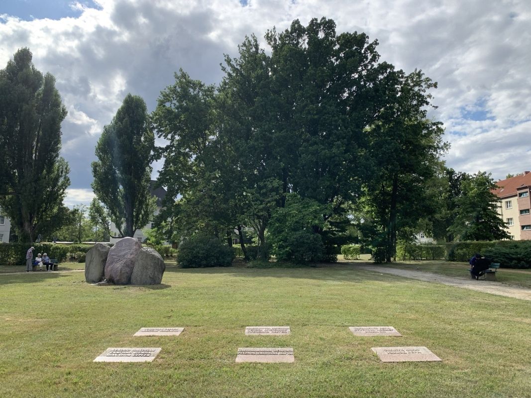 (1) Platz des Gedenkens mit Sowjetischem Ehrenfriedhof und Gedenkstein für die Opfer des Kapp-Lüttwitz-Putsches