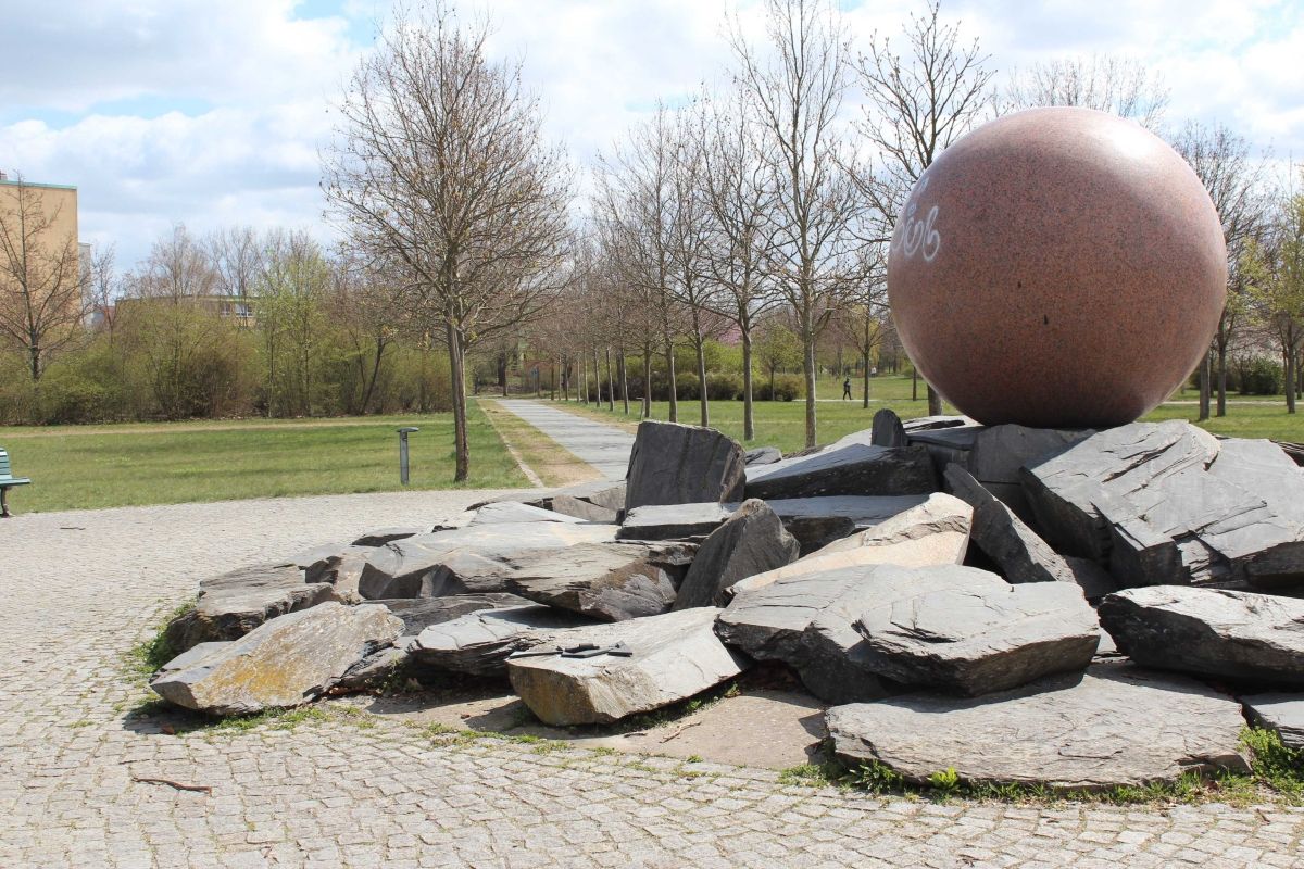 (2) Rzeźba w formie granitowej kuli pt. Czeski Pierścień (niem. Granitkugel Böhmischer Ring)