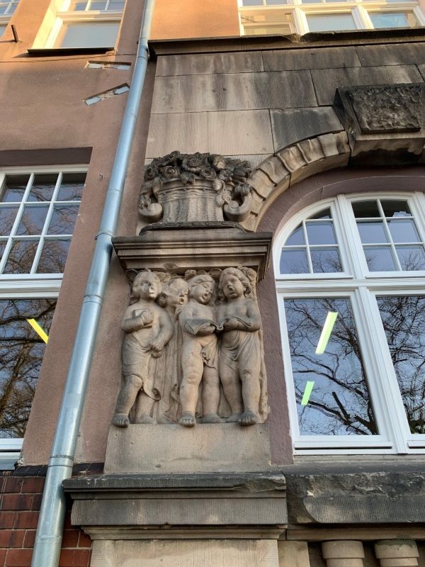 (5) Detail am Eingang des Lizeum in der ul. Piastowska und das Schulgebäude
