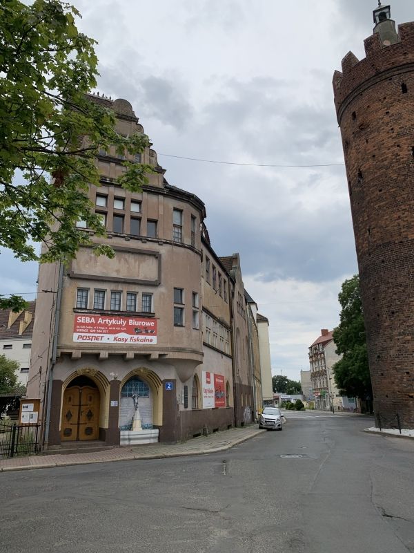 (1) Stadtmuseum und die Museumskammer des Vereins der Freunde der Region Gubin (pol. Stowarzyszenie Przyjaciół Ziemi Gubińskiej)
