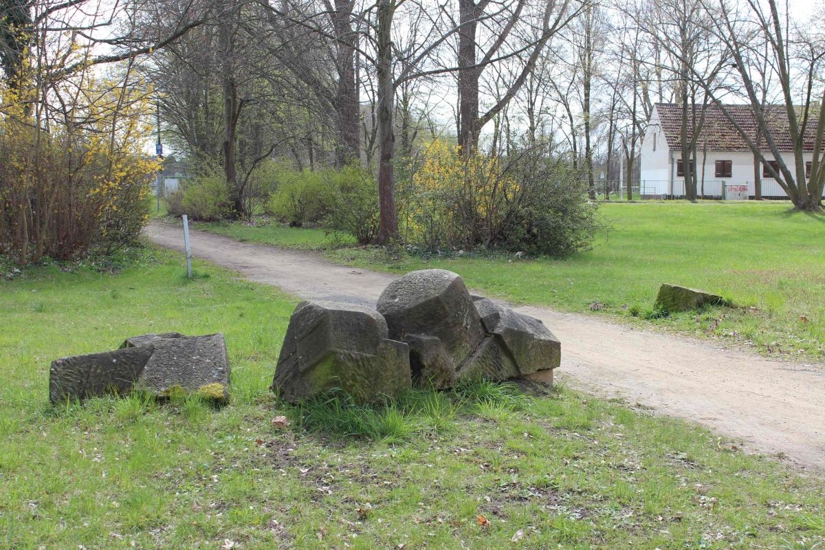 (3) Rzeźba pt. Strefa (niem. Zone (Brücke))