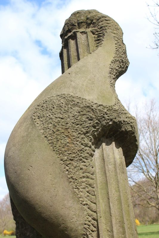 (1) Rzeźba pt. Kolumna Świata (kolumna starożytna) (niem. Säule der Welt (Antike Säule))