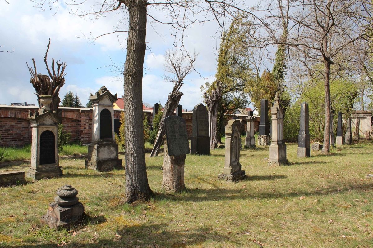 (13) Kaplica na wzgórzu z cmentarzem ?ydowskim i pomnikiem wojennym