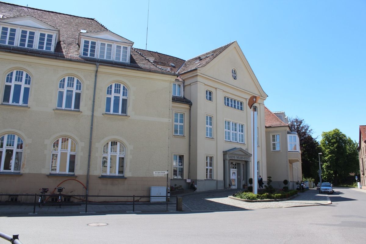 (1) Szpital fundacji Naemi-Wilke wraz z budynkami pomocniczymi