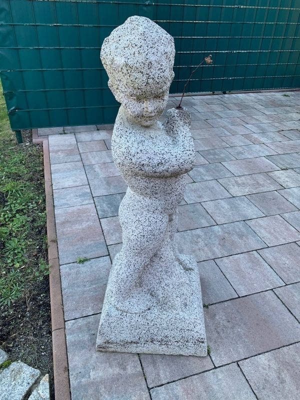 (3) Sculpture 2 Pee-Men (Ger. 2 Pinkelmänner)