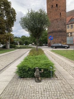 Skulptur eines Zwergs