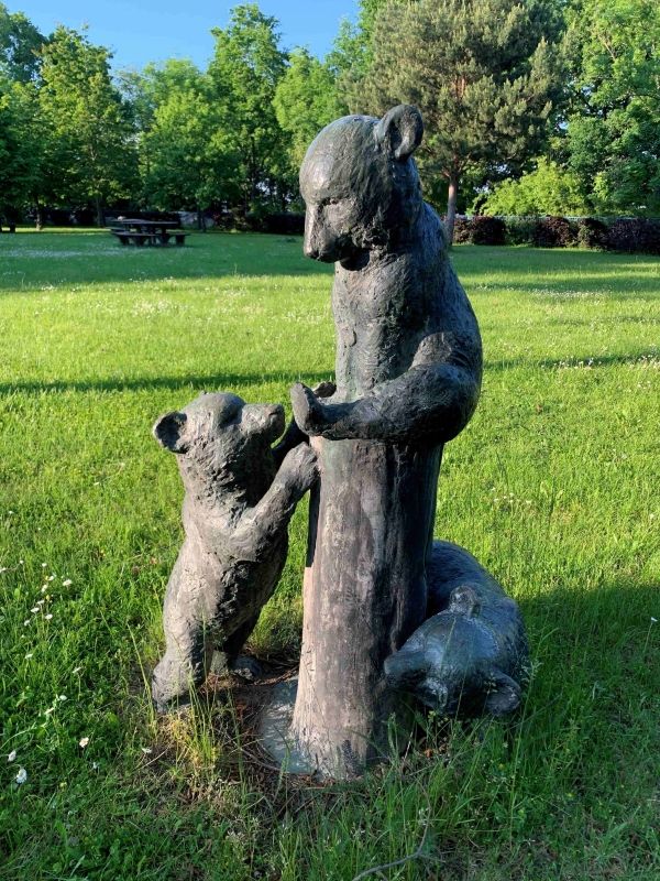 (1) Rzeźba pt. Gruppa niedźwiadków (niem. Bärengruppe)