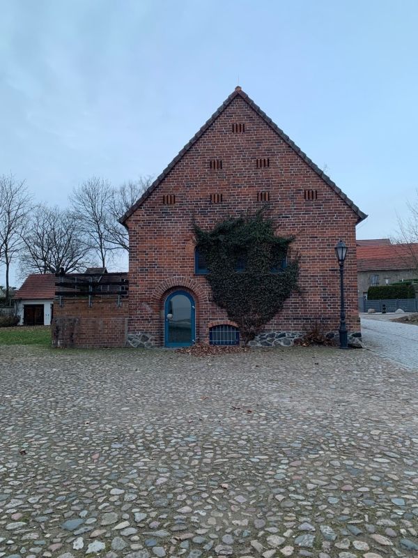 (7) Sprugojski Młyn (niem. Sprucker Mühle) z odnowioną stodołą (Muzeum Historii Lokalnej (niem. Heimatsmuseum) Sprucker Mühle)