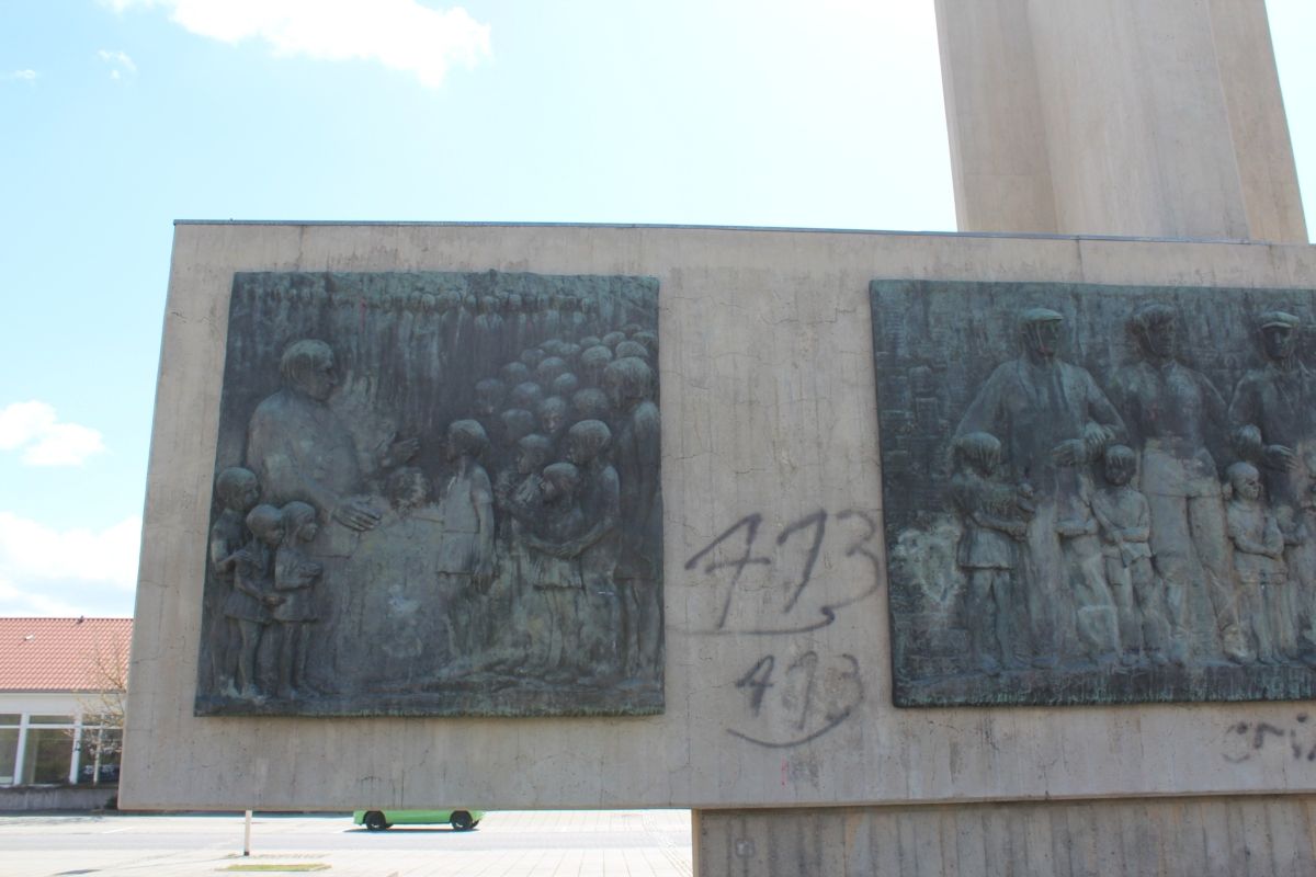 (5) Pomnik i plac ku pamięci Wilhelma Piecka