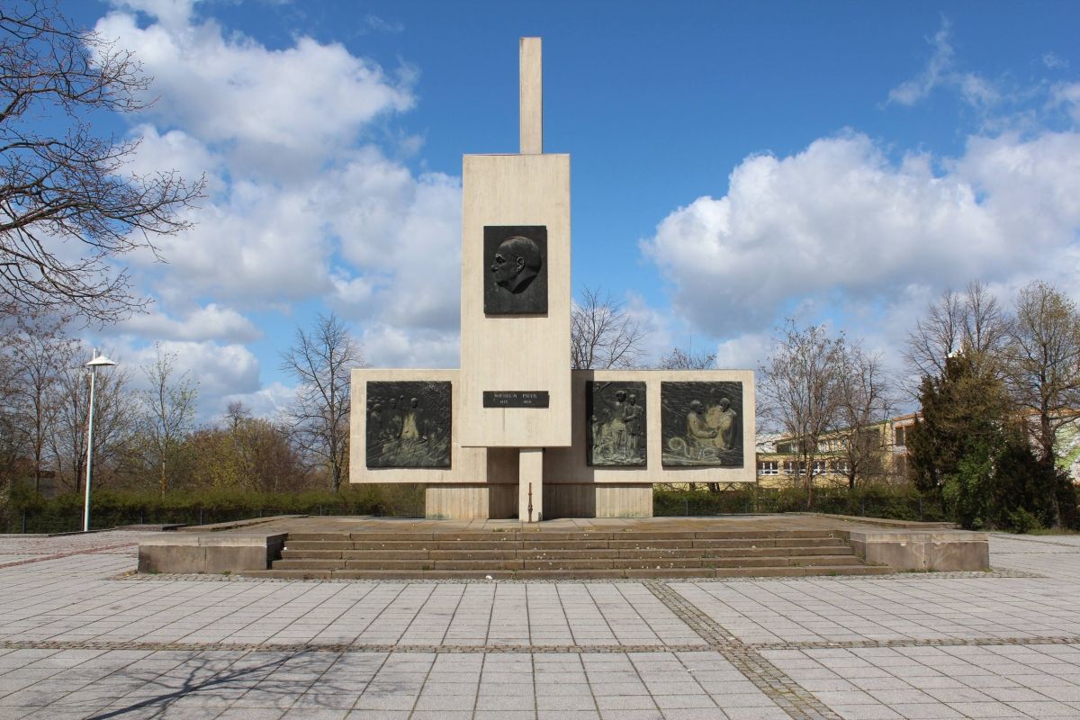 (8) Pomnik i plac ku pamięci Wilhelma Piecka