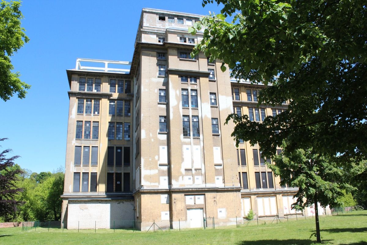 (6) Fabryka sukna Carl Lehmanns Wwe & Sohn z budynkiem produkcyjnym (budynek D), budynek administracyjnym, magazynem wełny (budynek A) i okalającym całość murem