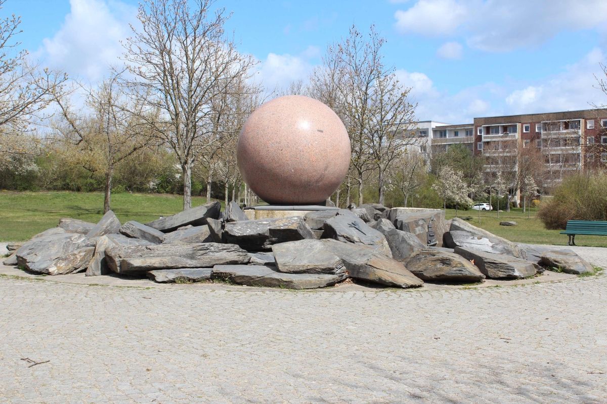 (9) Rze?ba w formie granitowej kuli pt. Czeski Pier?cie? (niem. Granitkugel Böhmischer Ring)