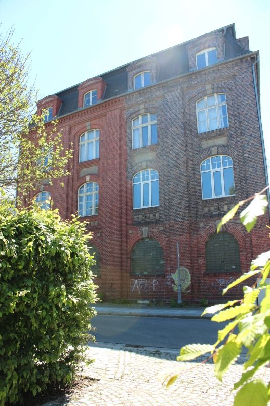 (10) Fabryka sukna Carl Lehmanns Wwe & Sohn z budynkiem produkcyjnym (budynek D), budynek administracyjnym, magazynem wełny (budynek A) i okalającym całość murem