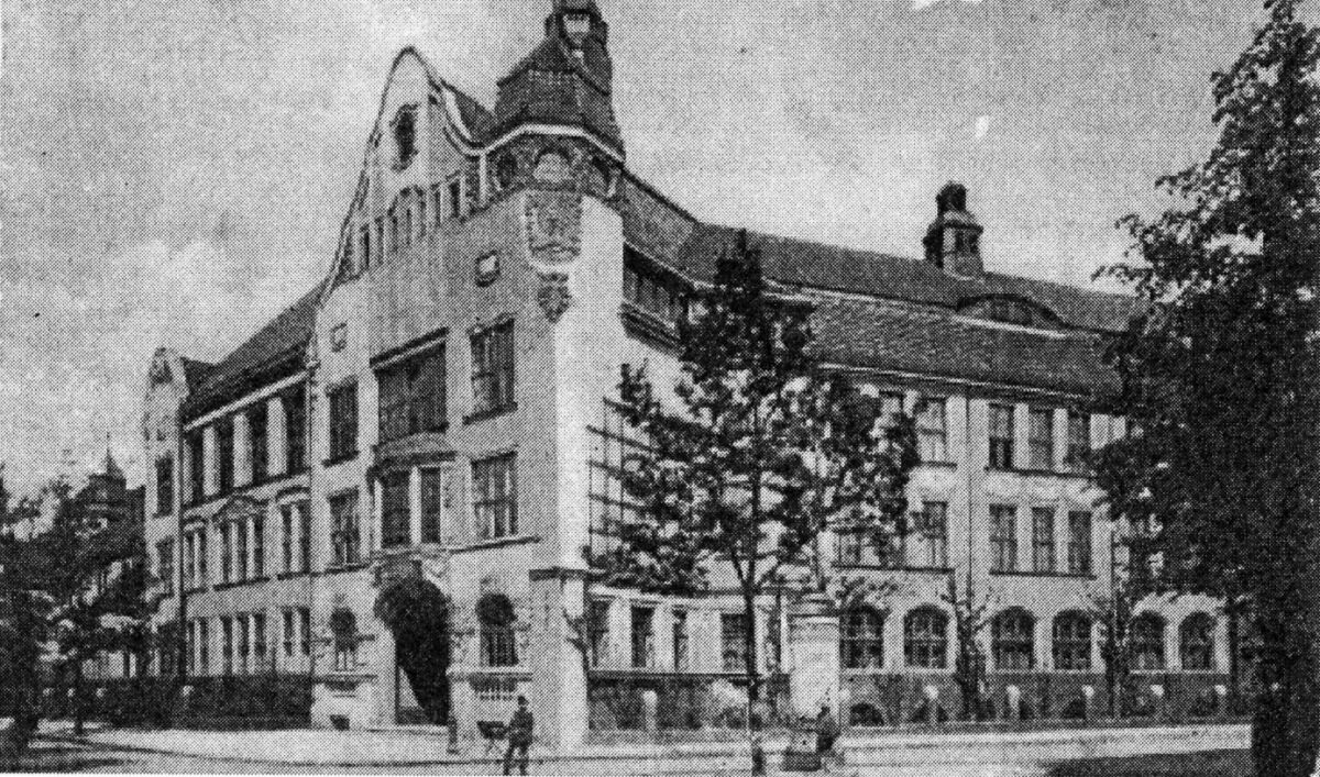 (1) Detail am Eingang des Lizeum in der ul. Piastowska und das Schulgebäude