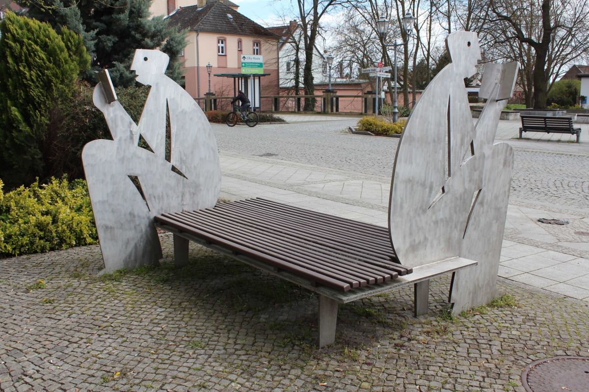 (1) Skulptur Denkerbank (Bankleser-Lesebank)