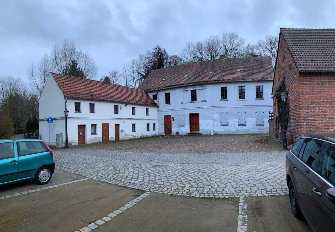 (13) Sprugojski Młyn (niem. Sprucker Mühle) z odnowioną stodołą (Muzeum Historii Lokalnej (niem. Heimatsmuseum) Sprucker Mühle)